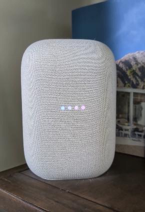 Nest 音响现蓝紫渐变灯光,Google Gemini 助手正在测试中