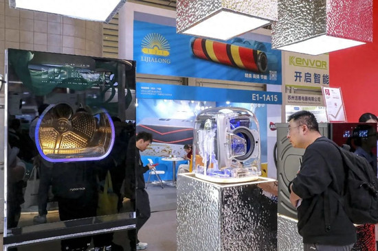 曾经“最闲”的千亿新贵，盯上中国万亿寡头市场