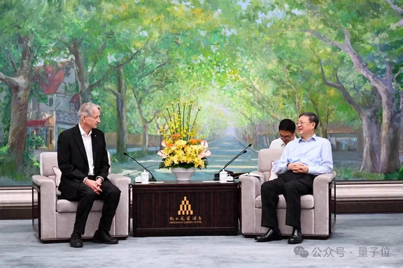 Hinton上海对话周伯文：多模态聊天机器人已经具有意识