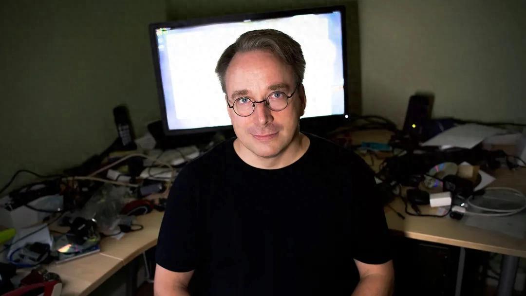 调Bug时突遇黑屏，Linux之父「怀旧装备」意外曝光