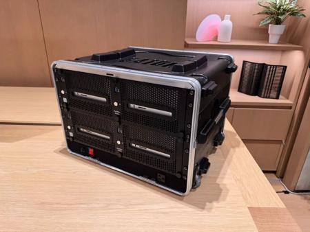 俩人拼出 40 万的 Mac Studio「缝合怪」，双开满血 DeepSeek 不在话下