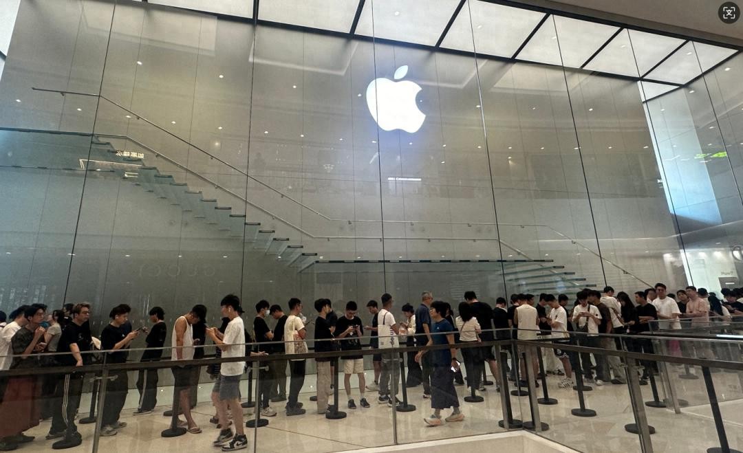 苹果iPhone17开售：黄牛围堵门店“接头”交易，Pro Max加价近千元成爆款