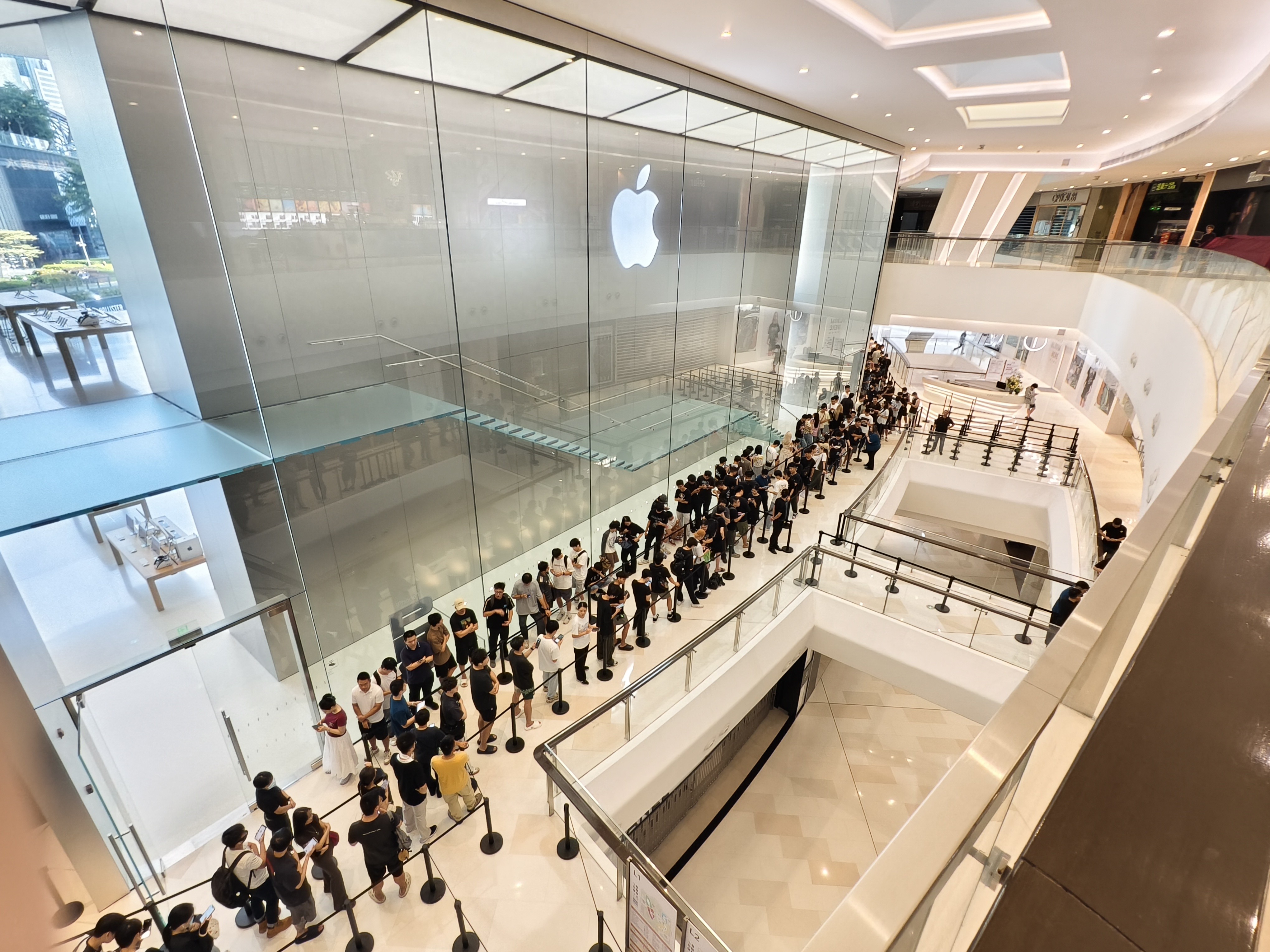 iPhone 17首发日广州探店：出门即破发，黄牛还搞“性别歧视”