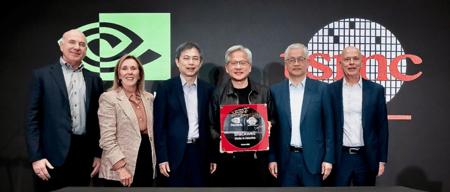 英伟达与台积电合作，首片美国本土制造Blackwell芯片晶圆亮相
